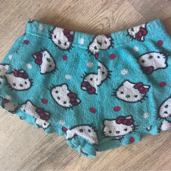 Hello Kitty pajama bundle with Robe, Slippers and Fleece PJ sleeping shorts - Picture 10 of 12